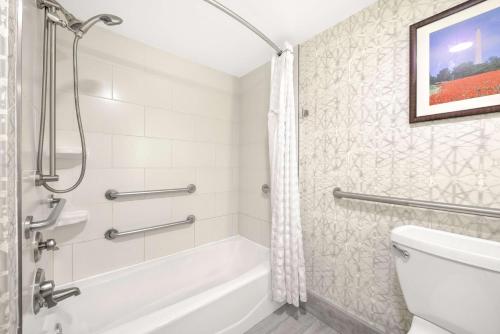 Embassy Suites Alexandria - Old Town - image 6