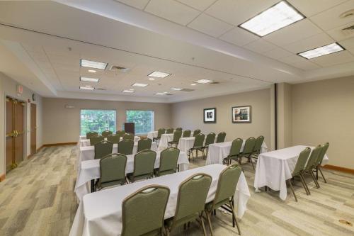 Hampton Inn Waterville - image 12