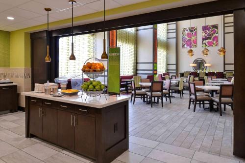 Hampton Inn By Hilton & Suites Dallas Market Center