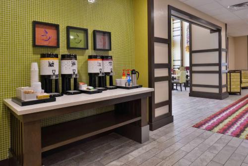 Hampton Inn & Suites Dallas Market Center - image 10