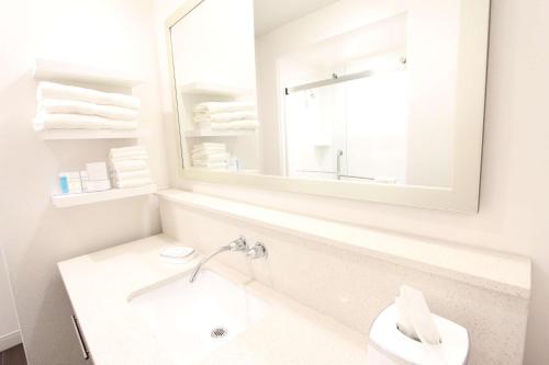King Room - Non-Smoking image 2