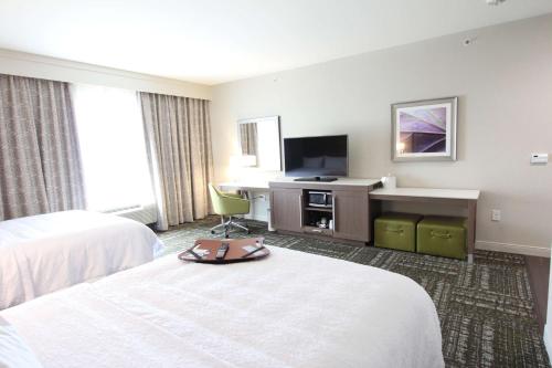 Queen Room with Two Queen Beds (4 Adults) image 4