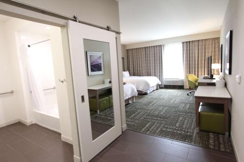 Queen Room with Two Queen Beds (4 Adults) image 3