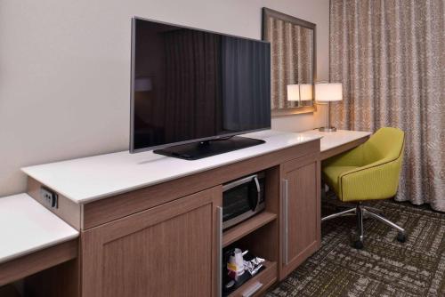 King Room with Sofa Bed image 5