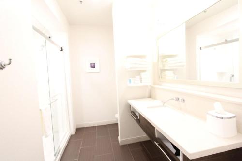 King Room - Non-Smoking image 1