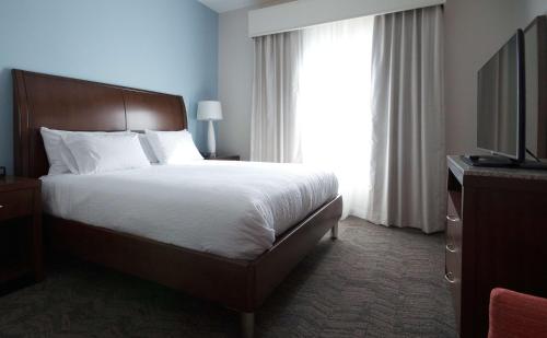 Hilton Garden Inn Hickory, NC Room Type - King Room with Roll-In Shower - Mobility Access