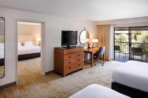 1 king bed, 2 queen beds