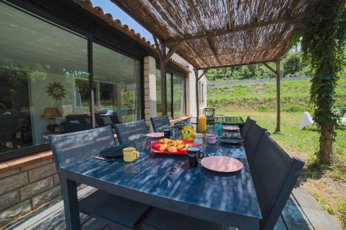 Maison du Riou, meublé de tourisme 3 etoiles vue sur colline avec piscine