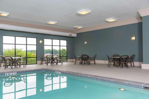 Hampton Inn Warsaw - image 12