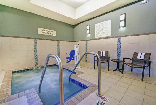 Hampton Inn & Suites Milwaukee/Franklin - image 6
