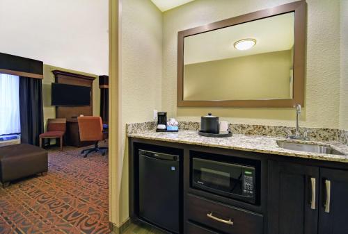 Hampton Inn & Suites Milwaukee/Franklin - image 8