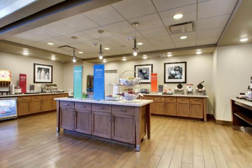 Hampton Inn & Suites Milwaukee West - image 8