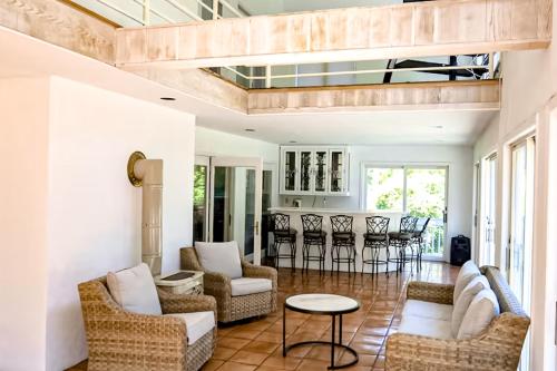 Tranquil Bays Estate in Hampton Bays, USA
