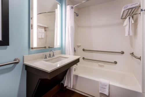 Hilton Garden Inn Roanoke - image 7