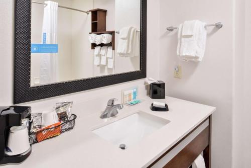 Hampton Inn and Suites Hutto - image 3