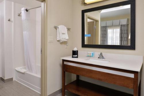 Hampton Inn and Suites Hutto - image 10
