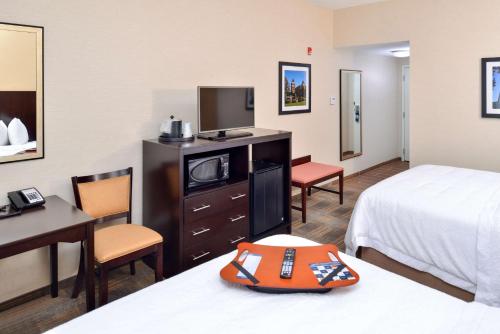 Hampton Inn & Suites California University-Pittsburgh - image 11