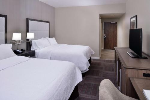 2 queen beds