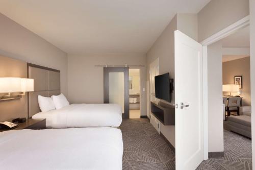 Embassy Suites Kansas City/Olathe - image 8