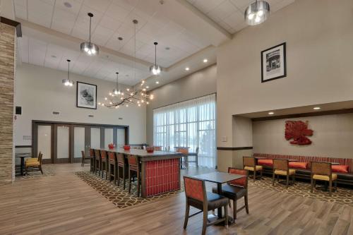 Hampton Inn & Suites Artesia - image 11