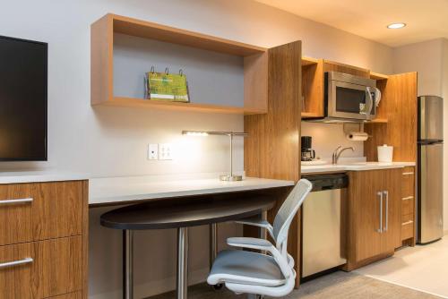 Home2 Suites by Hilton Indianapolis Downtown - image 6
