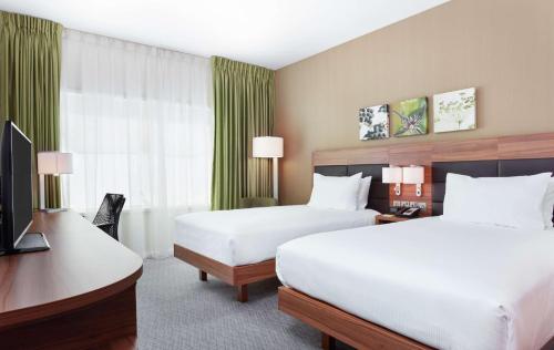 1 queen bed, 2 twin beds