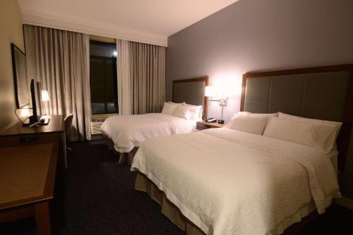2 queen beds