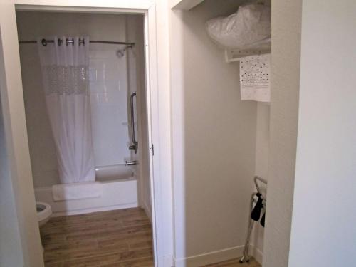 King Room - Mobility/Hearing Access with Bath Tub - Non-Smoking