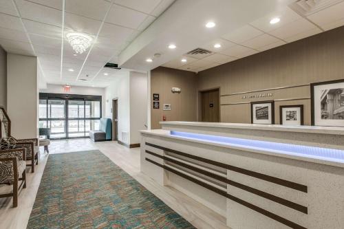 Hampton Inn & Suites Dallas-Central Expy/North Park Area - image 14