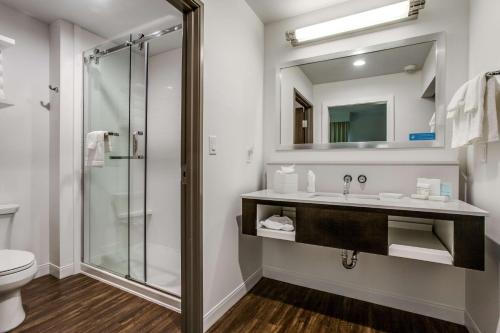 Hampton Inn & Suites Dallas-Central Expy/North Park Area - image 7
