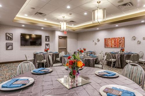 Hampton Inn & Suites Dallas-Central Expy/North Park Area - image 9