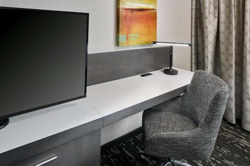 Hilton Garden Inn Roslyn Room Type - 1 KING DELUXE STUDIO