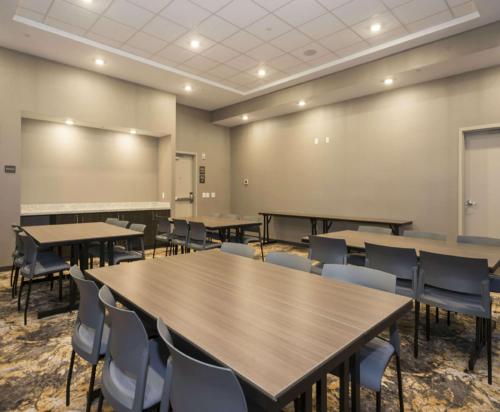 Hampton Inn and Suites Minneapolis University Area MN - image 9