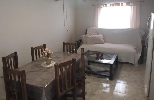 IAUE EL HOGAR, 3 Habitaciones, Cocina Comedor Amplio con TV, estacionamiento tb Amplio para tres Vehículos, Patio Jardín