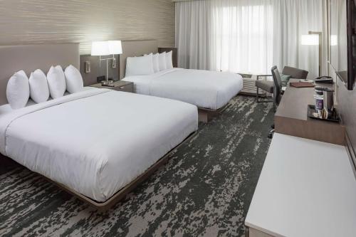 DoubleTree by Hilton Boston Logan Airport Chelsea Room Type - Queen Room with Two Queen Beds and Accessible Tub - Mobility Access