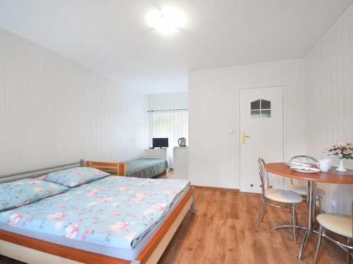 1 queen bed, 1 twin bed