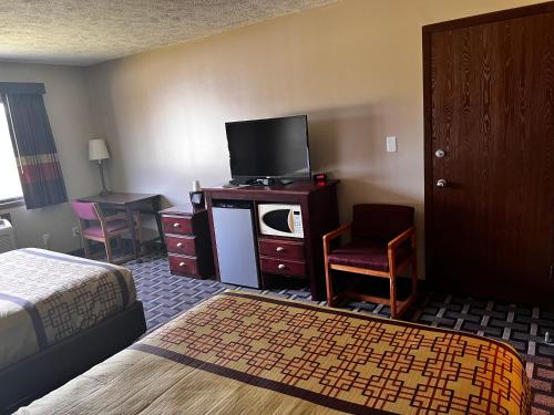 Sky Lodge Inn & Suites - Delavan