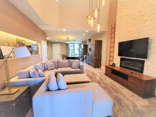 7490 Magic Village 4suites 8 guests 8 min Disney