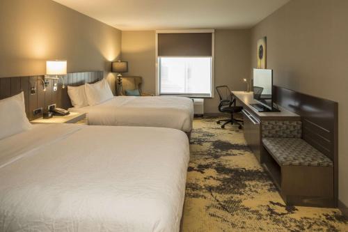 2 queen beds