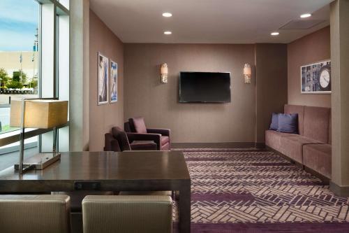 Embassy Suites by Hilton Charlotte Uptown - image 6