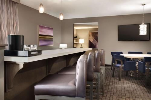 Embassy Suites by Hilton Charlotte Uptown - image 6