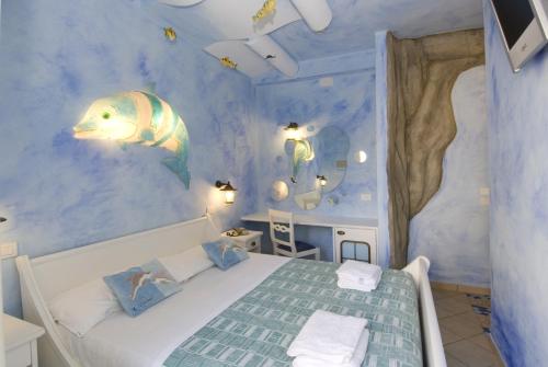 1 queen bed, 1 bunk bed