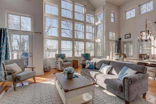 Modern Farmhouse Style Chalet with amazing Kentucky Lake views - Dock, Hottub and Firepit!