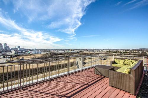 Amazing 2 Bd 4th floor condo with spectacular views - image 11