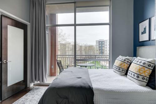 Smart, Stylish Music City Condo - Concierge, Restaurants, Gym, Rooftop Patio, Parking in Nashville, USA