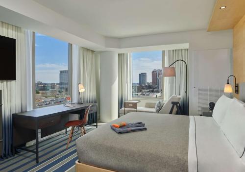 Premium Corner King Room with City View