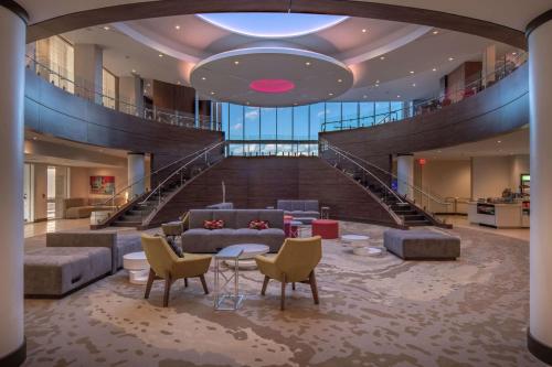 Лобби, Hilton Garden Inn Dallas - At Hurst Conference Center in Херст
