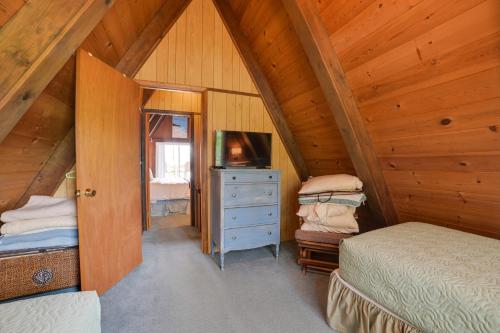 Cozy Deer Lake Cabin, 3 Mi to Boyne Mtn Resort!