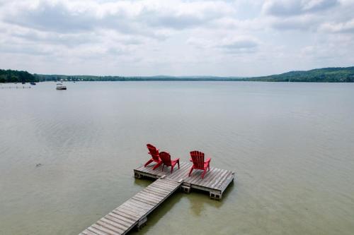 Cozy Deer Lake Cabin, 3 Mi to Boyne Mtn Resort!