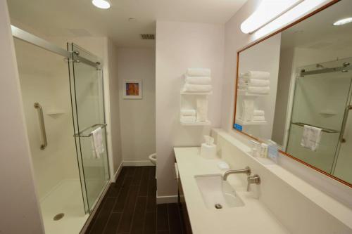 Hampton Inn & Suites Forest City - image 10